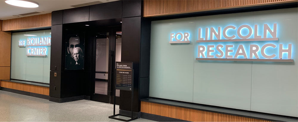 Entrada al Centro Rolland para la Investigación de Lincoln con texto visible. Biblioteca Pública del Condado de Allen.