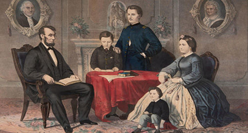 Ilustración a color de Abraham Lincoln sentado en un salón con su familia, leyendo un libro, mientras Mary Todd Lincoln está sentada cerca y sus hijos se reúnen alrededor de una mesa, con retratos enmarcados colgados en la pared detrás de ellos.