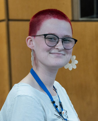 Miembro del personal de ACPL sonriente
