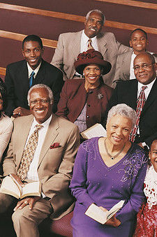 Una familia afroamericana sonriente y feliz sentada junta en la iglesia.