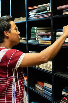 Un joven busca libros en el Centro de Genealogía.