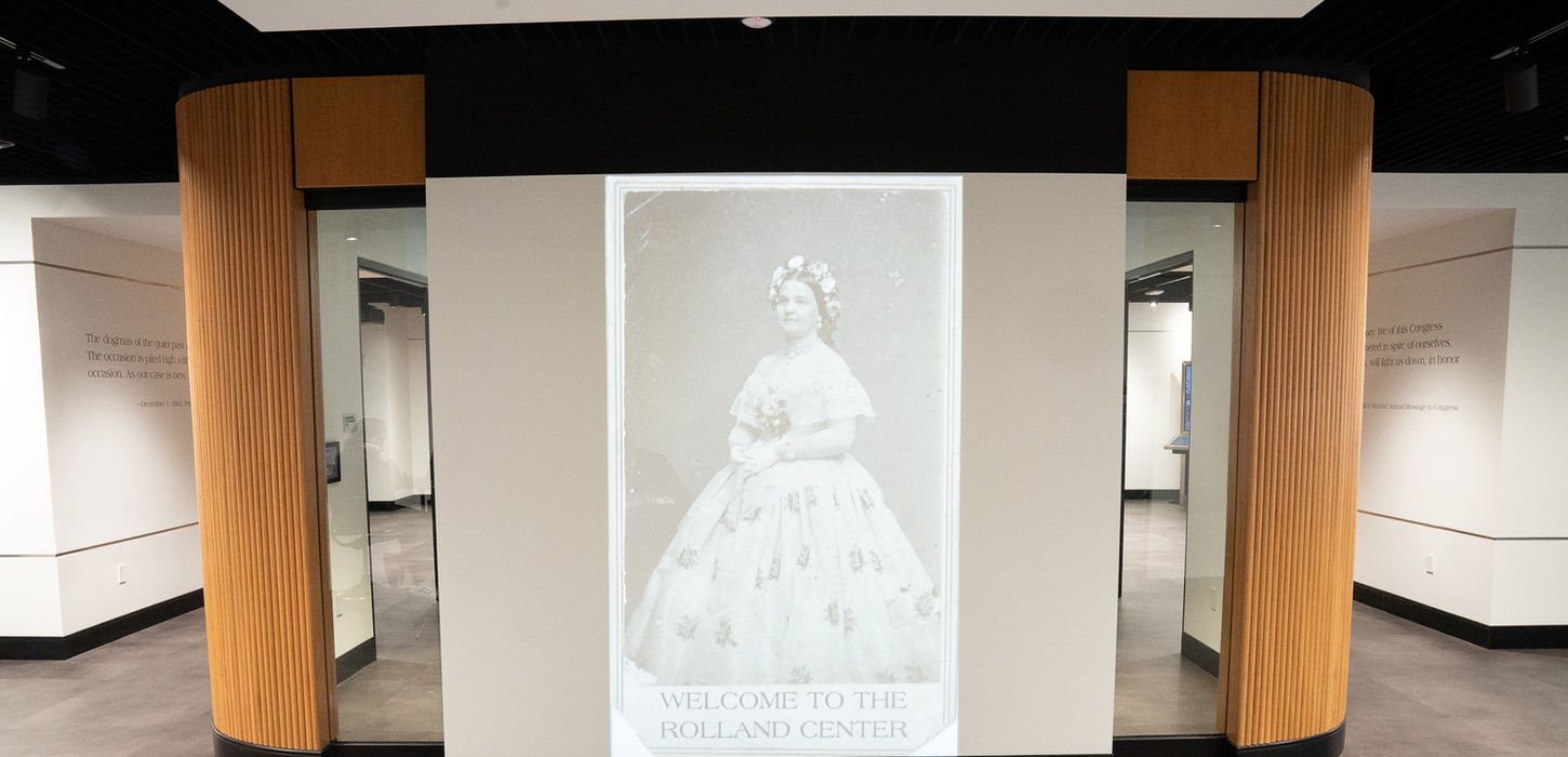 Retrato formal de una mujer vestida de gala expuesto en la Biblioteca Pública del Condado de Allen.